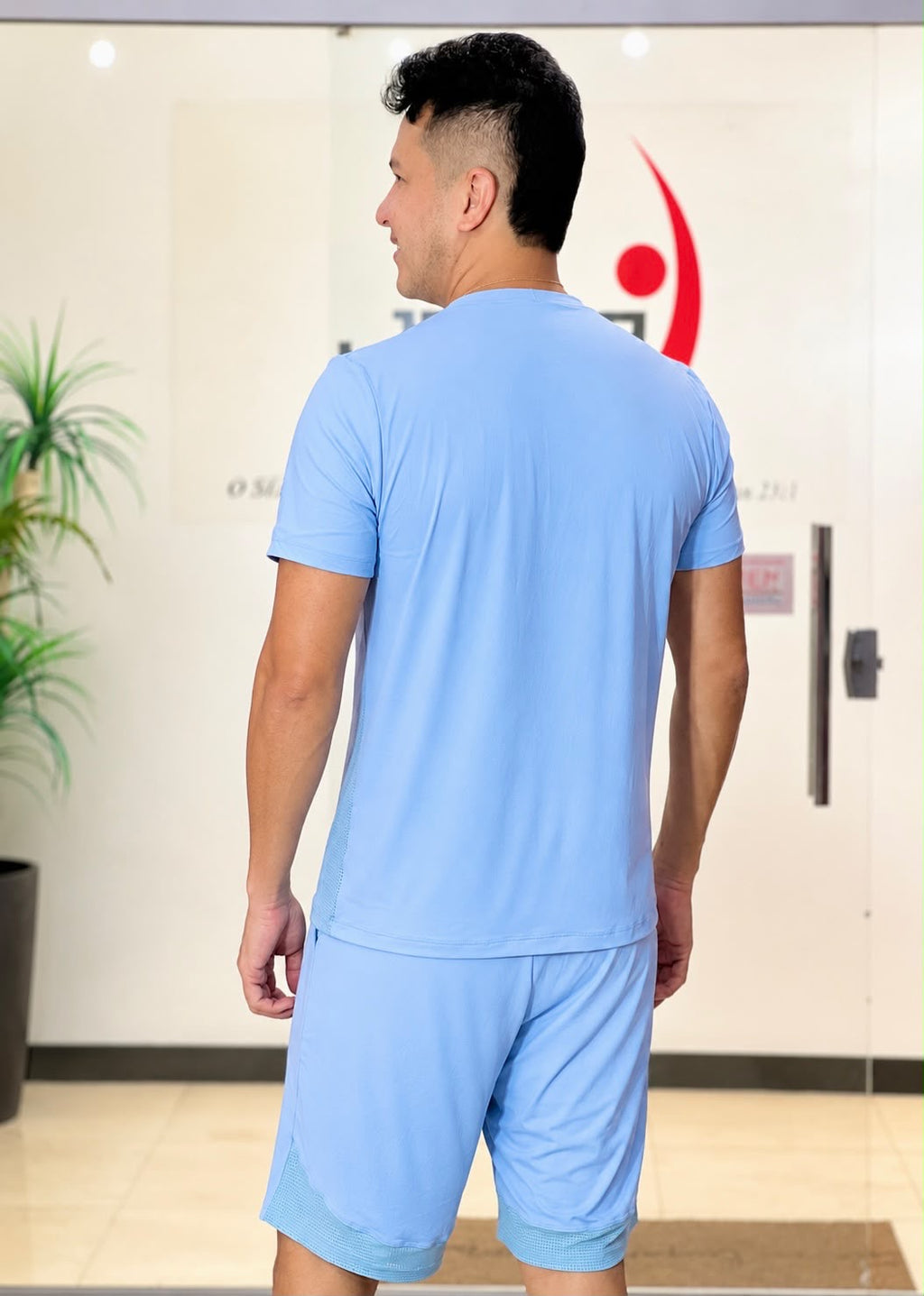 Camiseta Masculina Azul Claro — Recorte Diagonal em Tela