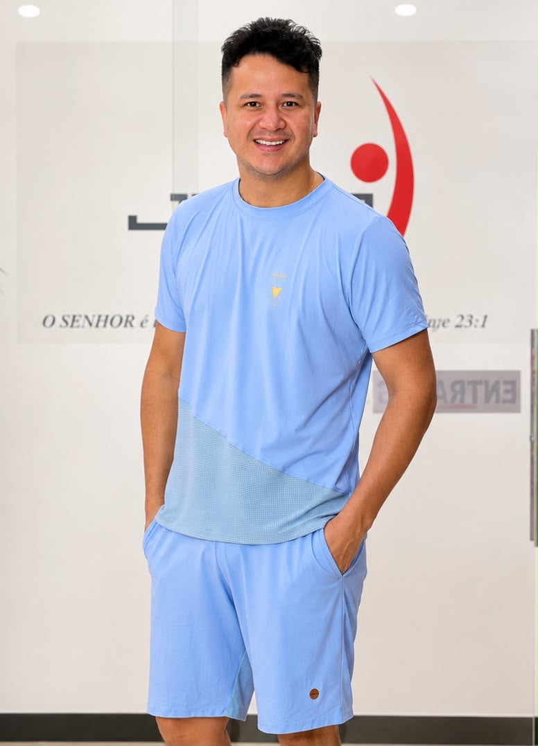 Camiseta Masculina Azul Claro — Recorte Diagonal em Tela