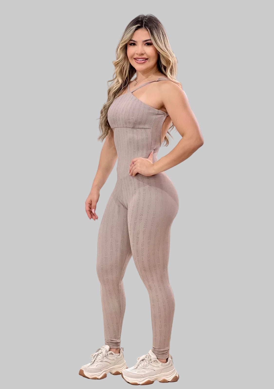 Nude-farbener Fitness-Overall mit offenem Rücken
