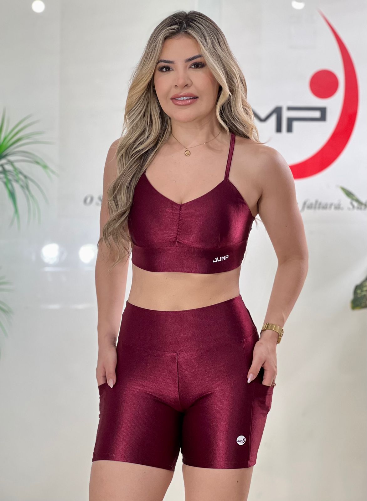 Conjunto Fitness Vinho Brilhoso - Top + Shorts com Bolso