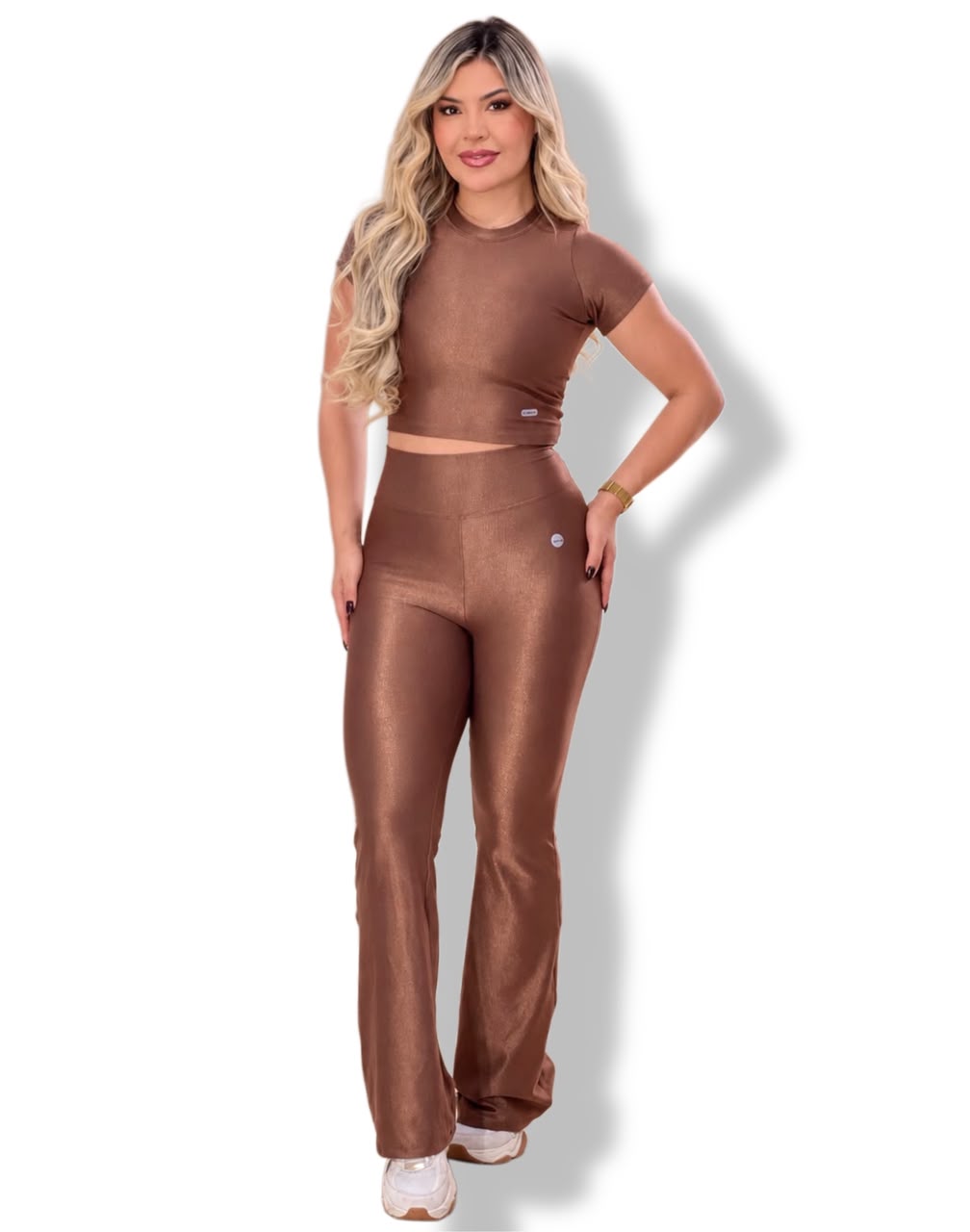 Calça Flare Acetinada Marrom Cobre Jump Modas - vista traseira mostrando o brilho do tecido