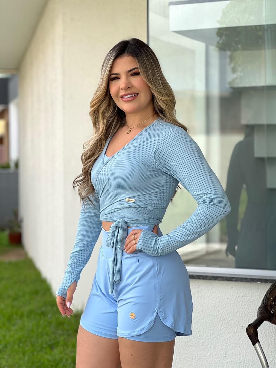 Blusa cropped transpassada azul claro com amarração na cintura — Jump Modas, moda fitness em Belém-PA