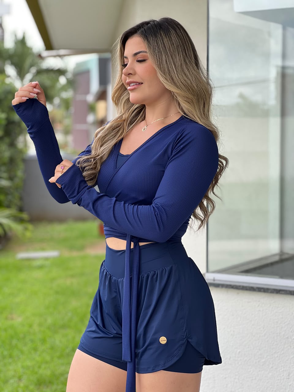 Detalhe do punho com furo para o polegar da blusa azul marinho — Jump Modas