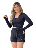 Decote V transpassado e amarração da blusa preta — Jump Modas