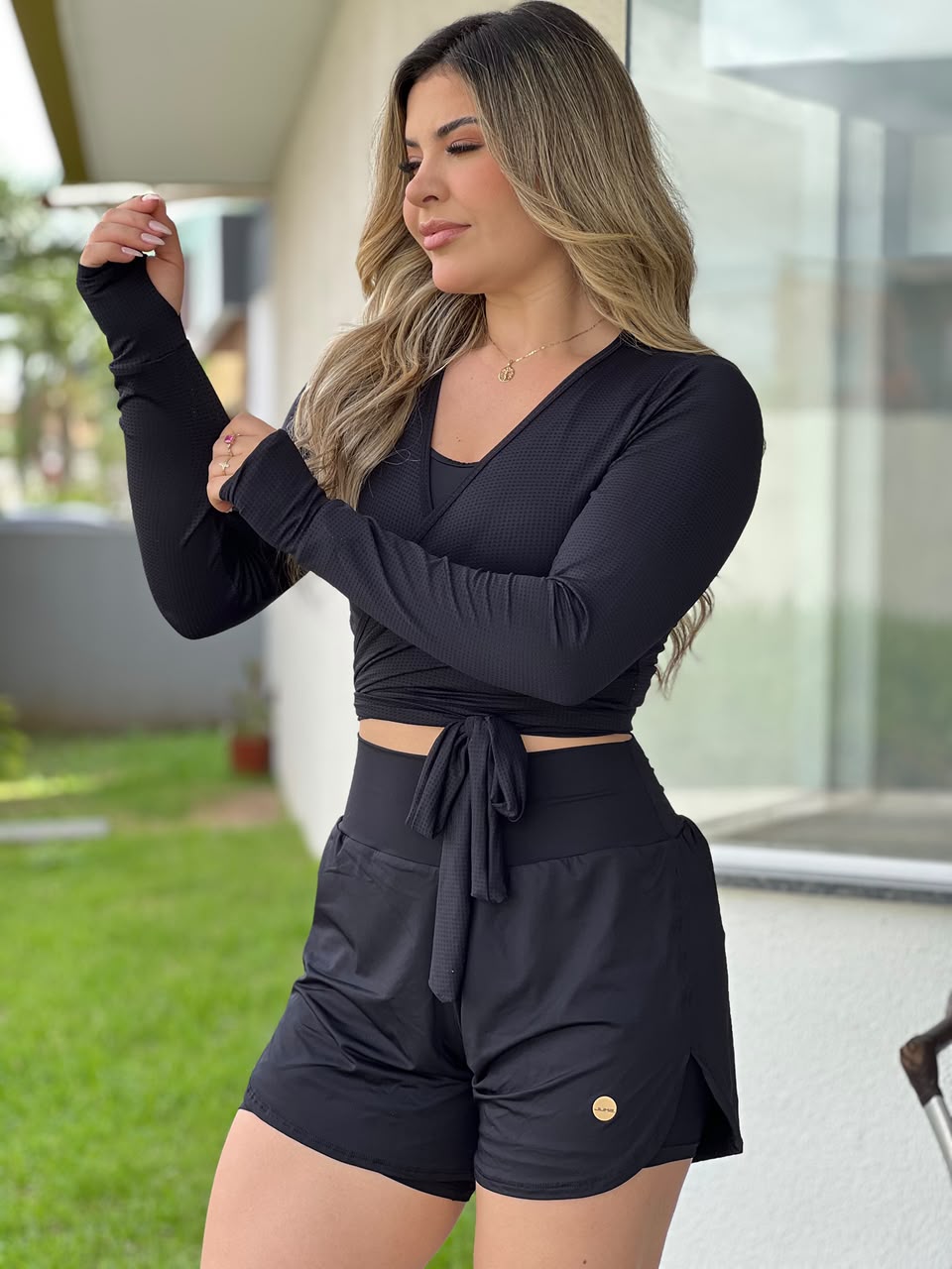 Detalhe do punho com furo para o polegar da blusa preta — Jump Modas