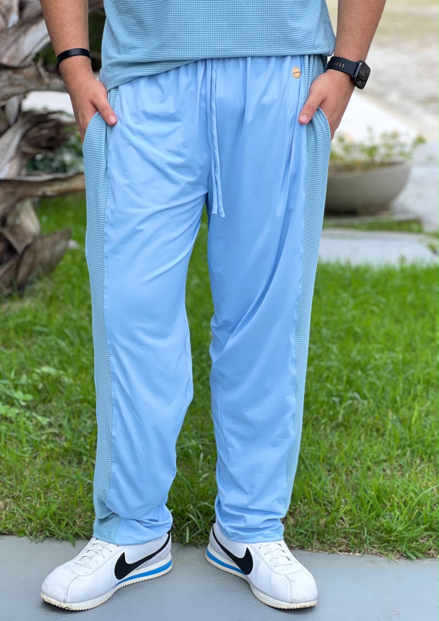 Calça masculina azul claro vista de frente com cordão de ajuste — Jump Modas