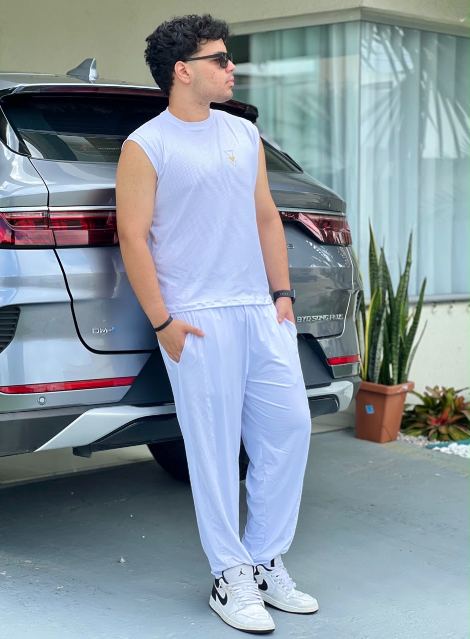 Calça masculina branca com faixa lateral em tela, look completo — Jump Modas, moda fitness em Belém-PA