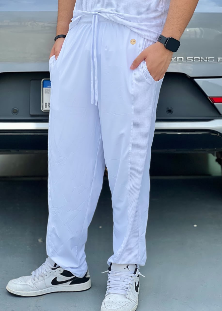 Calça masculina branca vista de frente com bolsos — Jump Modas