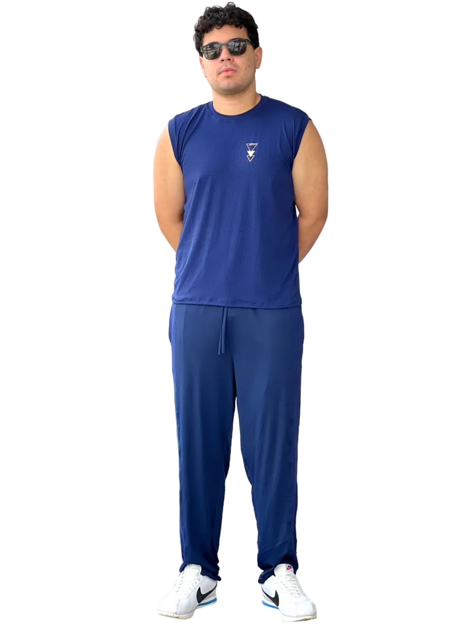 Calça masculina azul marinho com faixa lateral em tela, look completo — Jump Modas, moda fitness em Belém-PA