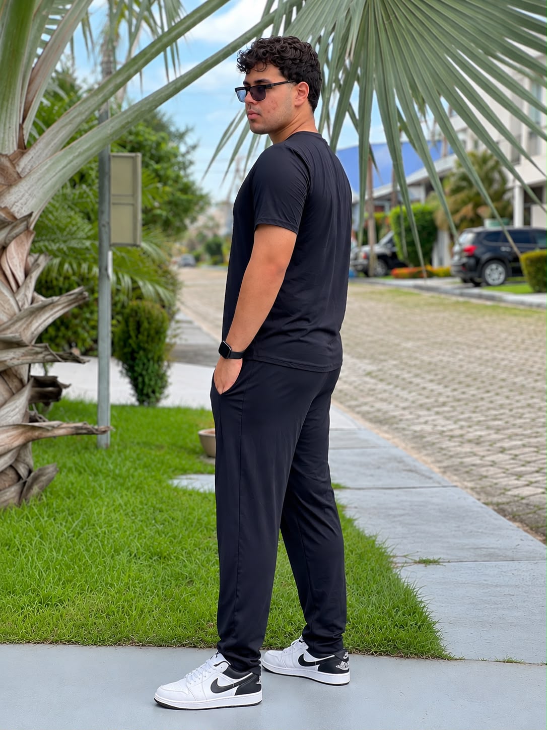 Calça masculina preta vista de lado com caimento solto — Jump Modas