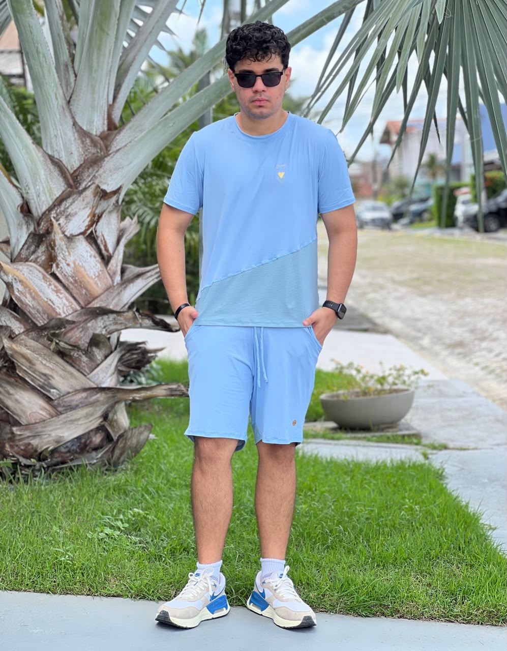 Camiseta masculina azul claro com recorte em tela, look completo — Jump Modas, moda fitness em Belém-PA