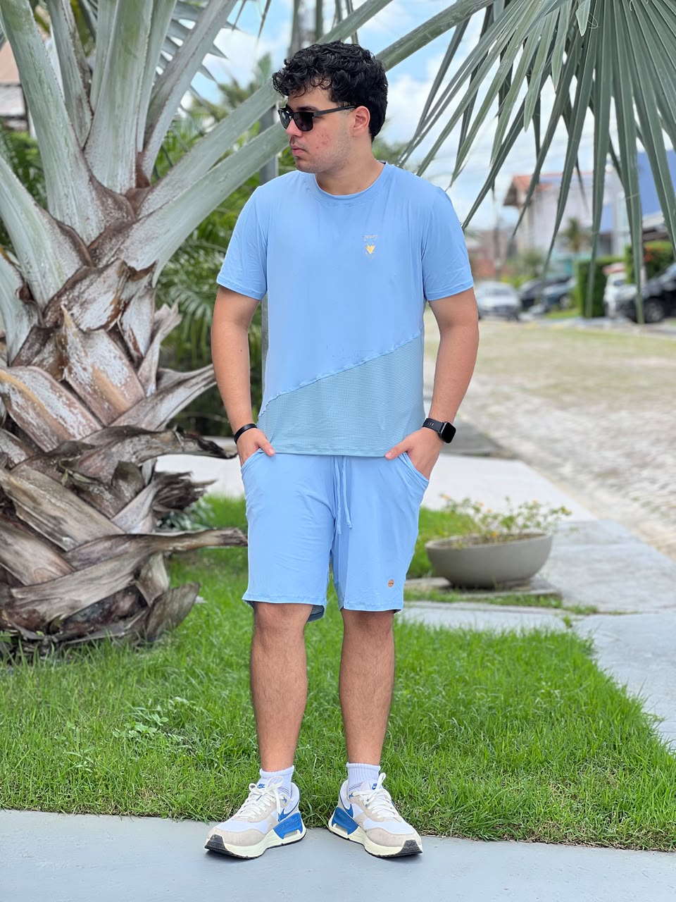 Detalhe do recorte diagonal em tela da camiseta masculina azul claro — Jump Modas