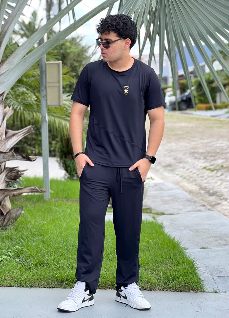 Camiseta masculina preta com recorte diagonal em tela e selo dourado — Jump Modas, moda fitness em Belém-PA