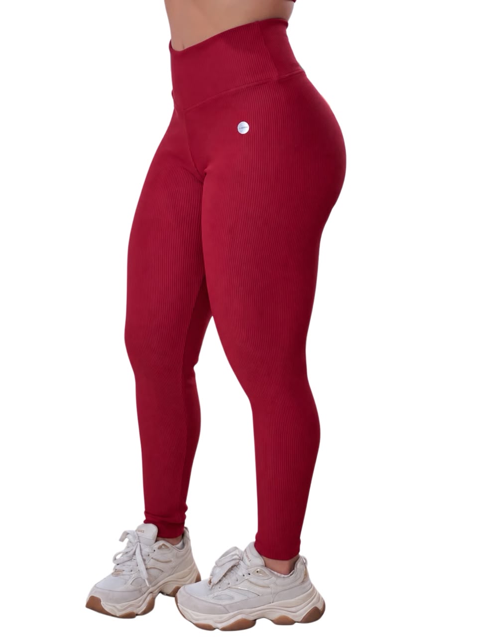 Detalhe do cós largo da legging canelada vermelha em fundo branco
