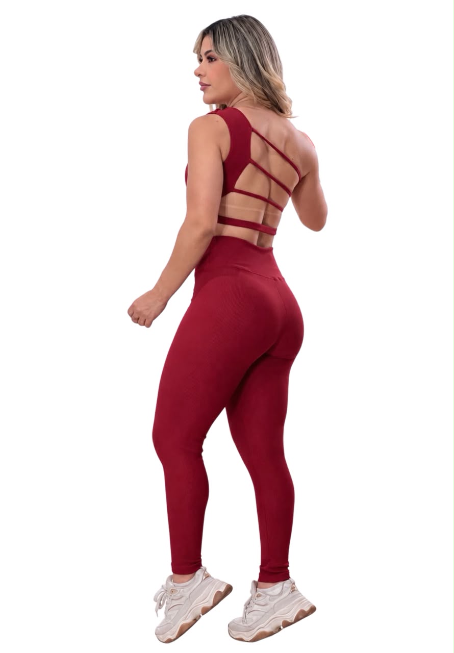 Costas da legging canelada vermelha em fundo branco