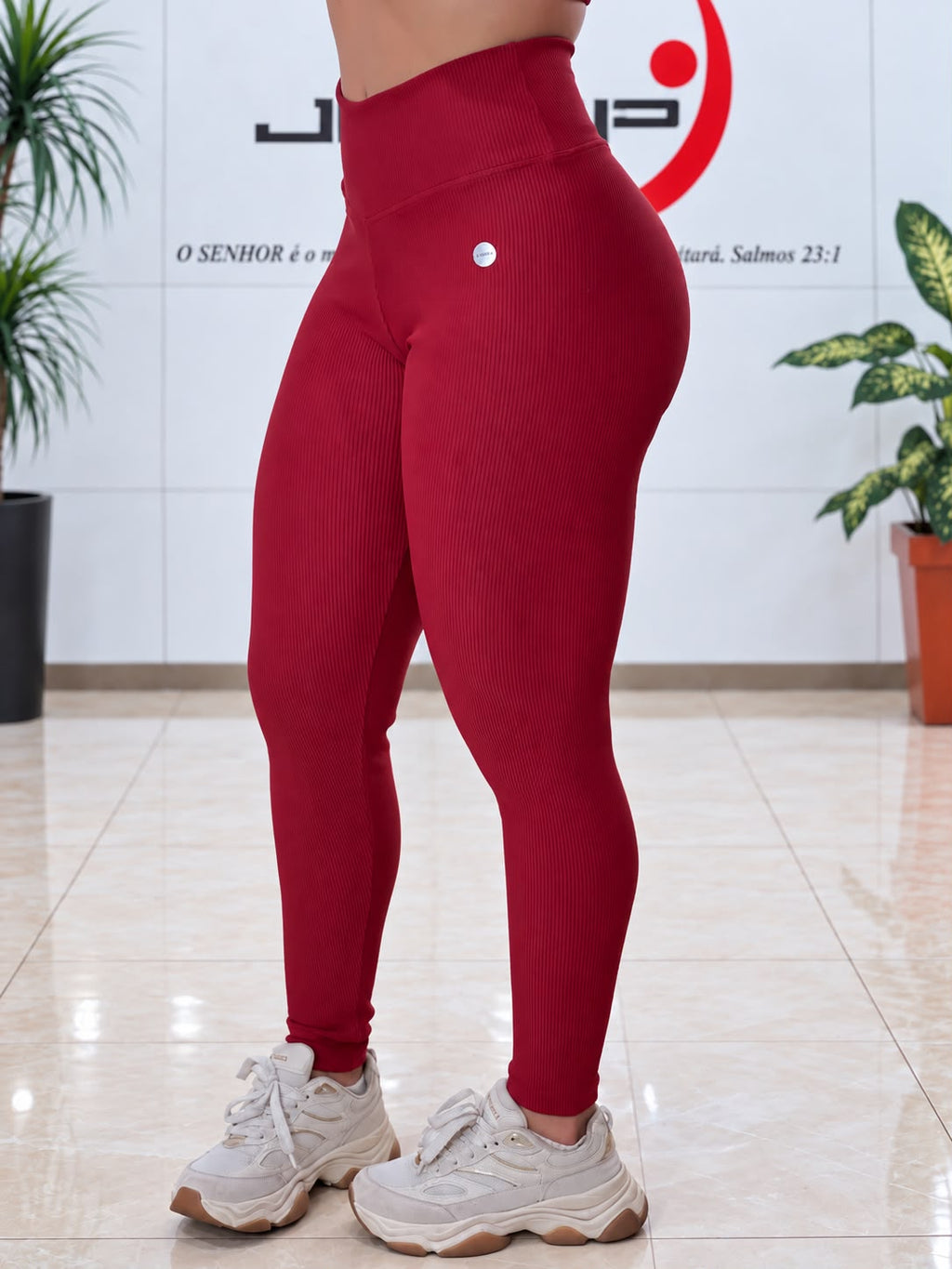 Detalhe do cós largo da legging canelada vermelha cintura alta cós largo