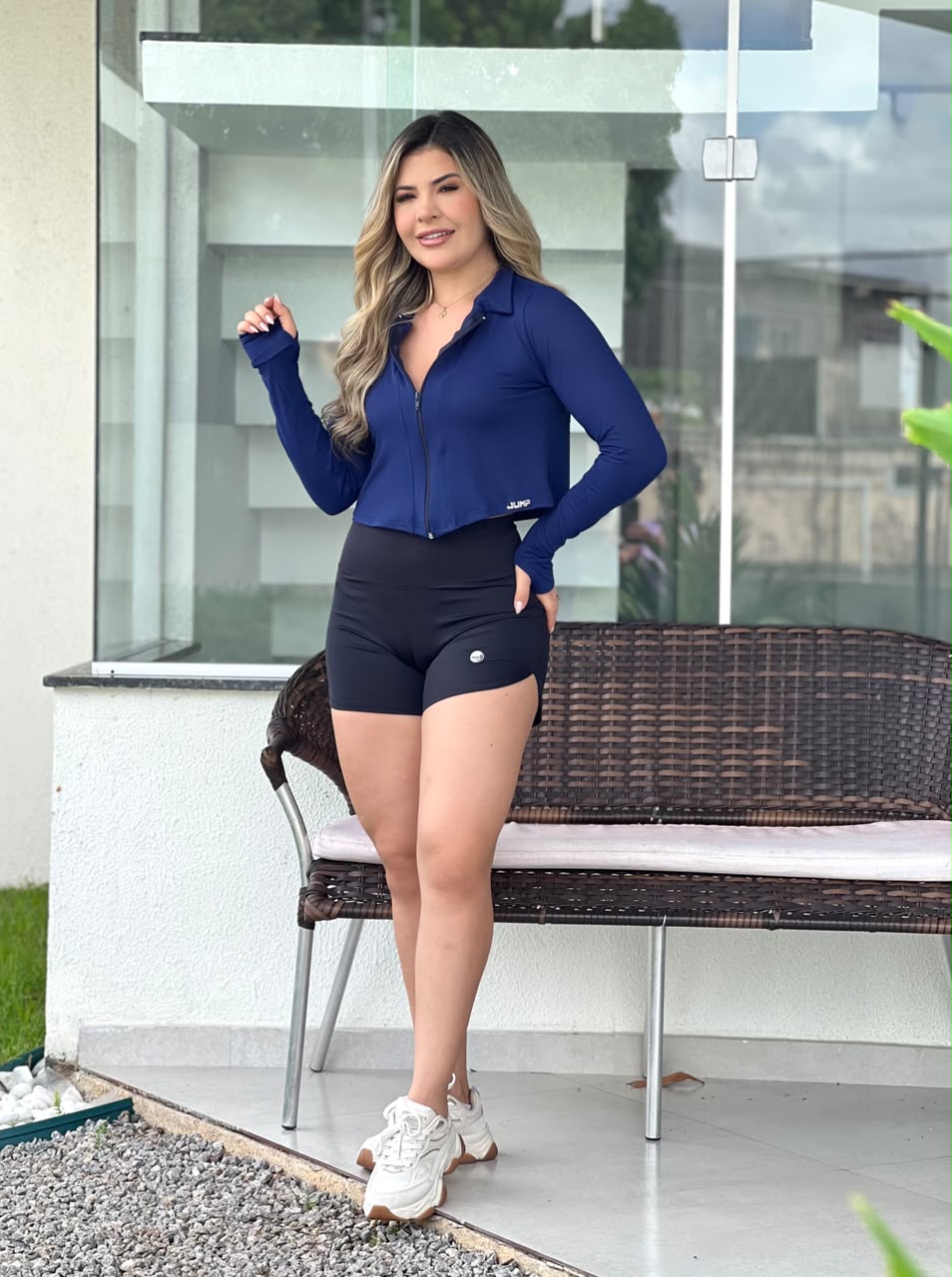 Casaco cropped azul marinho de corpo inteiro sobre short de cintura alta — Jump Modas