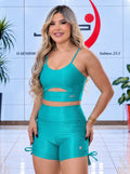 Conjunto Canelado Brilhoso Verde Água com top de alças finas e short com amarração, vista frontal