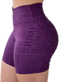 Detalhe do jacquard com logo Jump Modas na bermuda roxo uva — Jump Modas