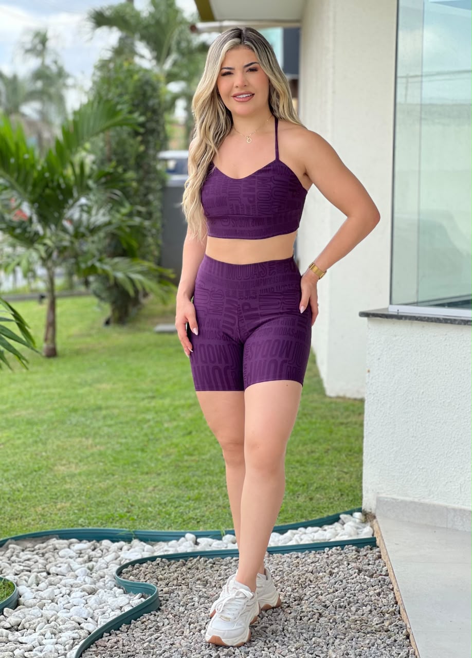 Bermuda ciclista roxo uva de corpo inteiro — Jump Modas
