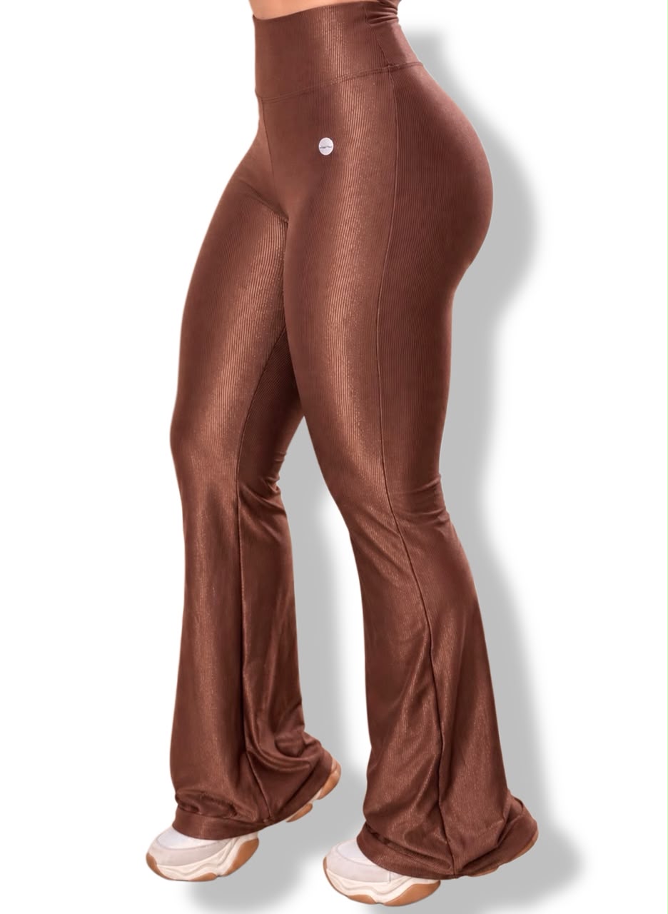 Calça Flare Acetinada Marrom Cobre Jump Modas - detalhe do cós alto e do caimento flare na barra