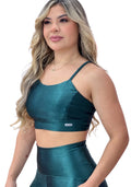 Conjunto Metalizado Verde Esmeralda com top de alças finas e short cintura alta em fundo branco