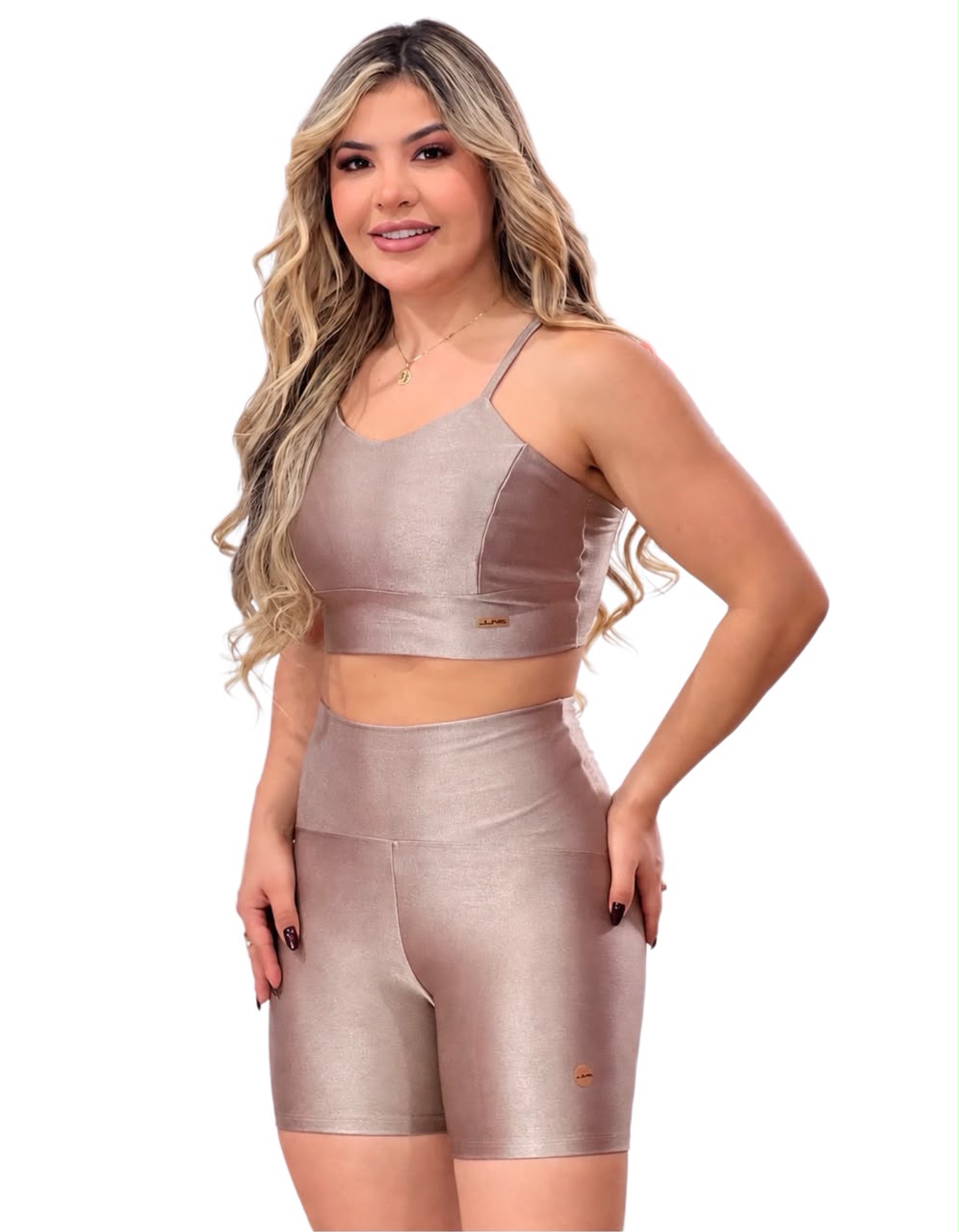 Conjunto Metalizado Rosê Champagne com top de alças finas e short cintura alta em fundo branco, visto de frente