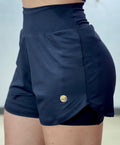 Short Duo Preto em Tela Perfurada, detalhe da camada de tela e da fenda arredondada