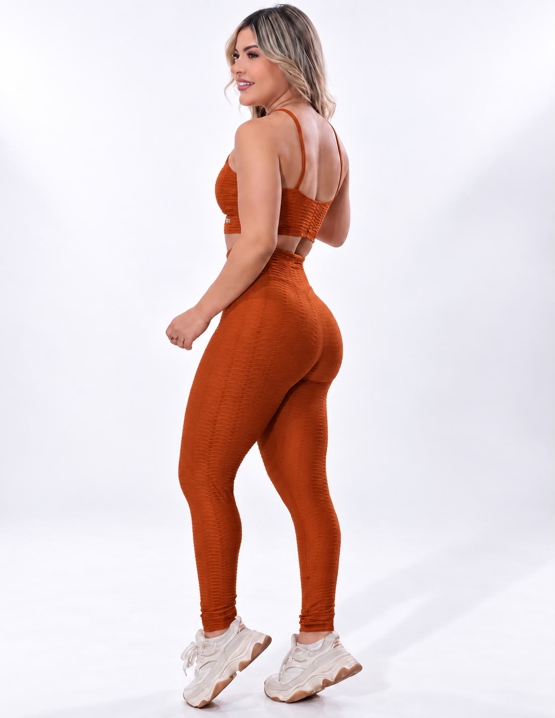 Legging Cintura Alta Ferrugem Texturizado 3D em vista lateral