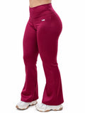 Calça Flare Cintura Alta Framboesa com Cós em V, detalhe do cós em V e da boca flare