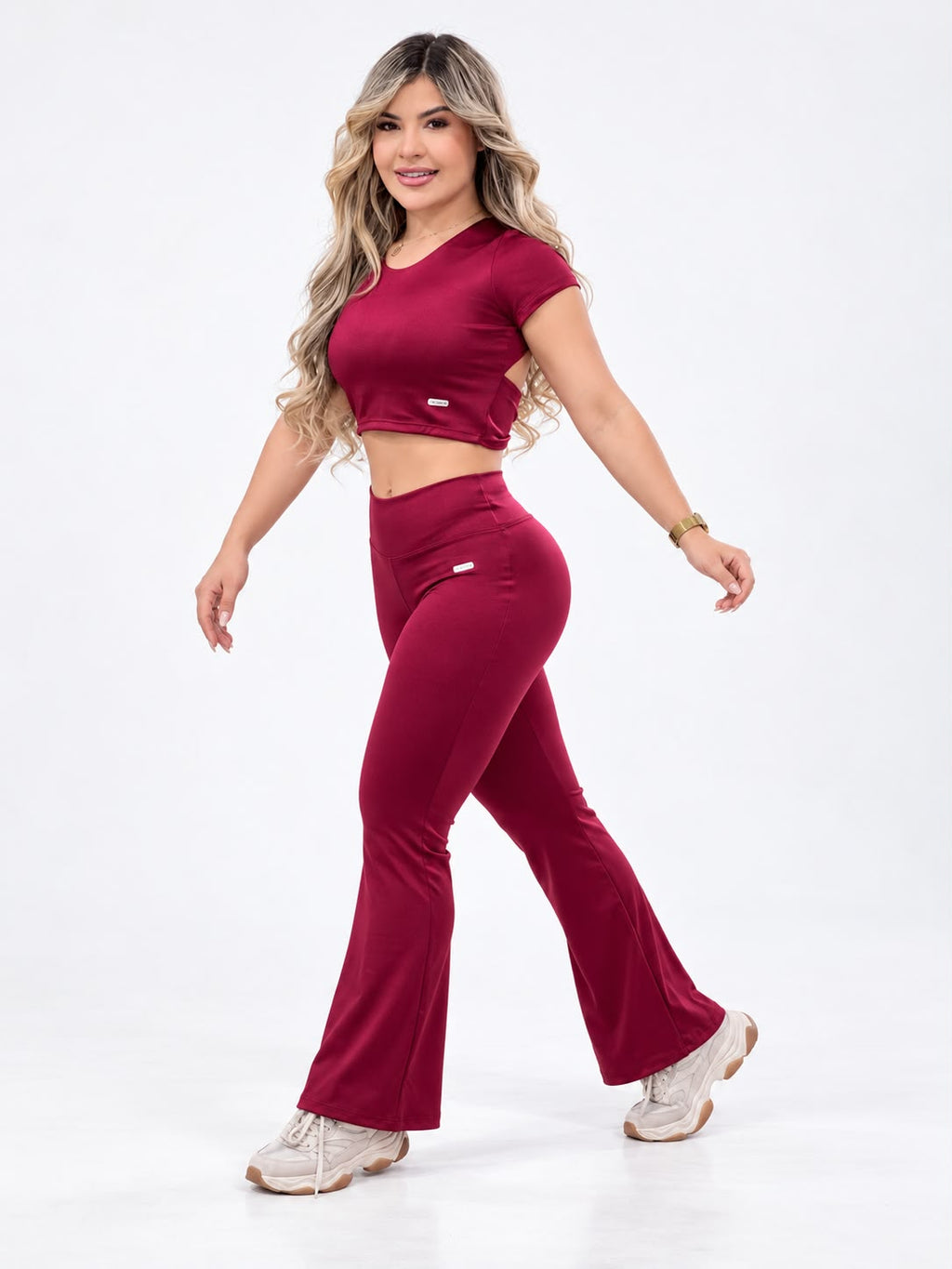 Calça Flare Cintura Alta Framboesa com Cós em V, vista frontal com o cropped da mesma cor