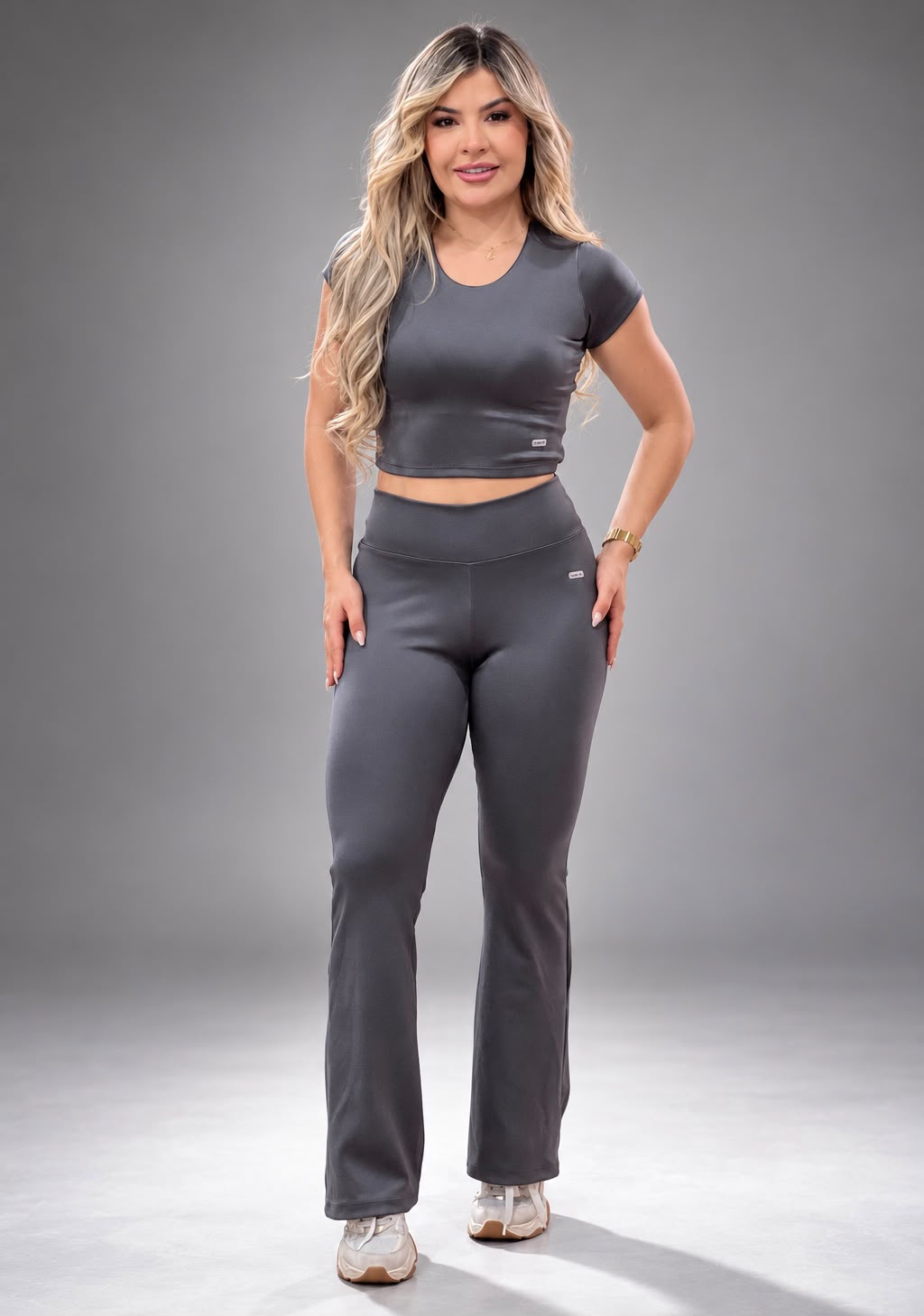 Calça Flare Cintura Alta Grafite com Cós em V, vista frontal com o cropped da mesma cor