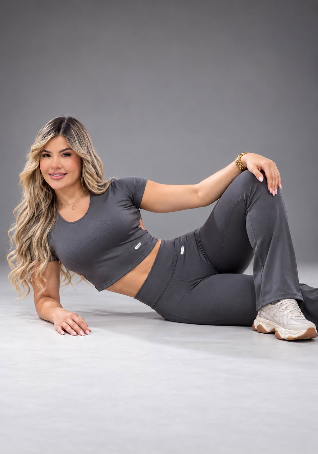 Calça Flare Cintura Alta Grafite com Cós em V, deitada