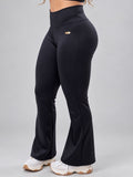Calça Flare Cintura Alta Preta com Cós em V, detalhe do cós em V e da boca flare