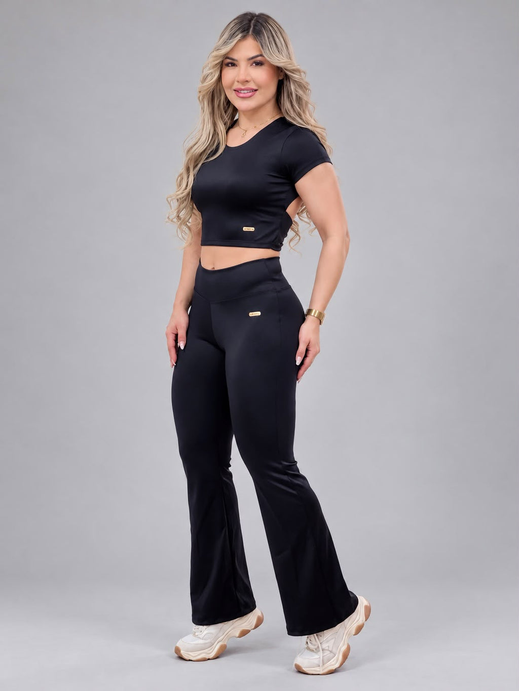 Calça Flare Cintura Alta Preta com Cós em V, de frente