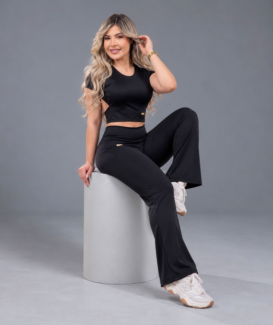 Calça Flare Cintura Alta Preta com Cós em V, sentada