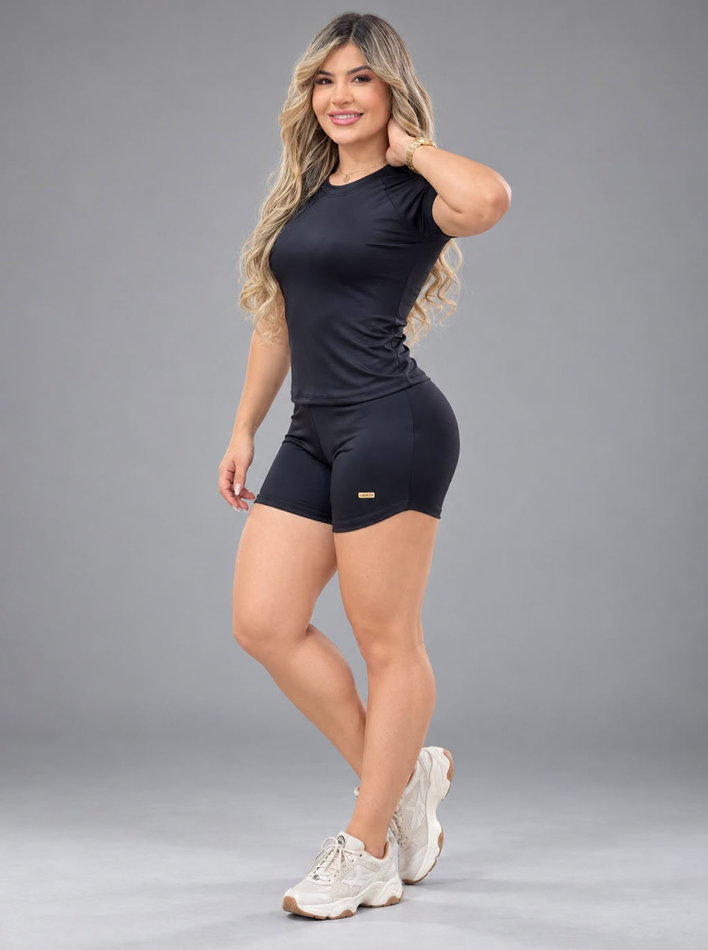 Camiseta Feminina Manga Raglan Preta, de lado