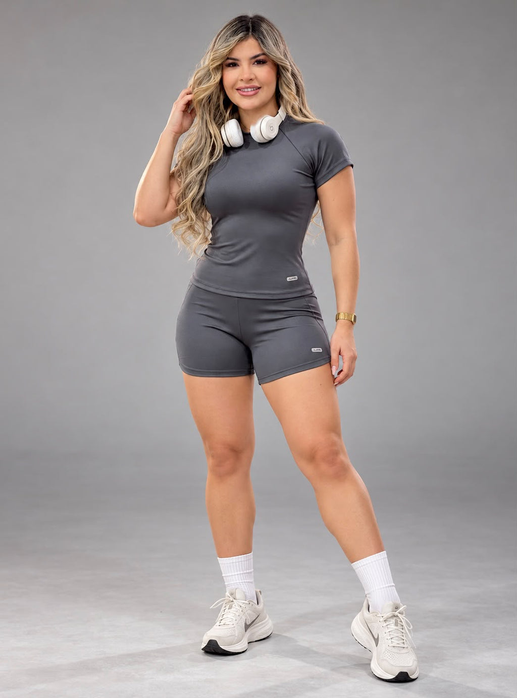 Short Cintura Alta Grafite com Cós em V, vista frontal com a camiseta da mesma cor