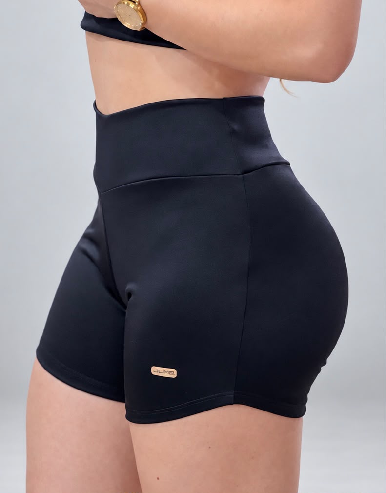 Short Cintura Alta Preto com Cós em V, detalhe do cós em V e da barra arredondada