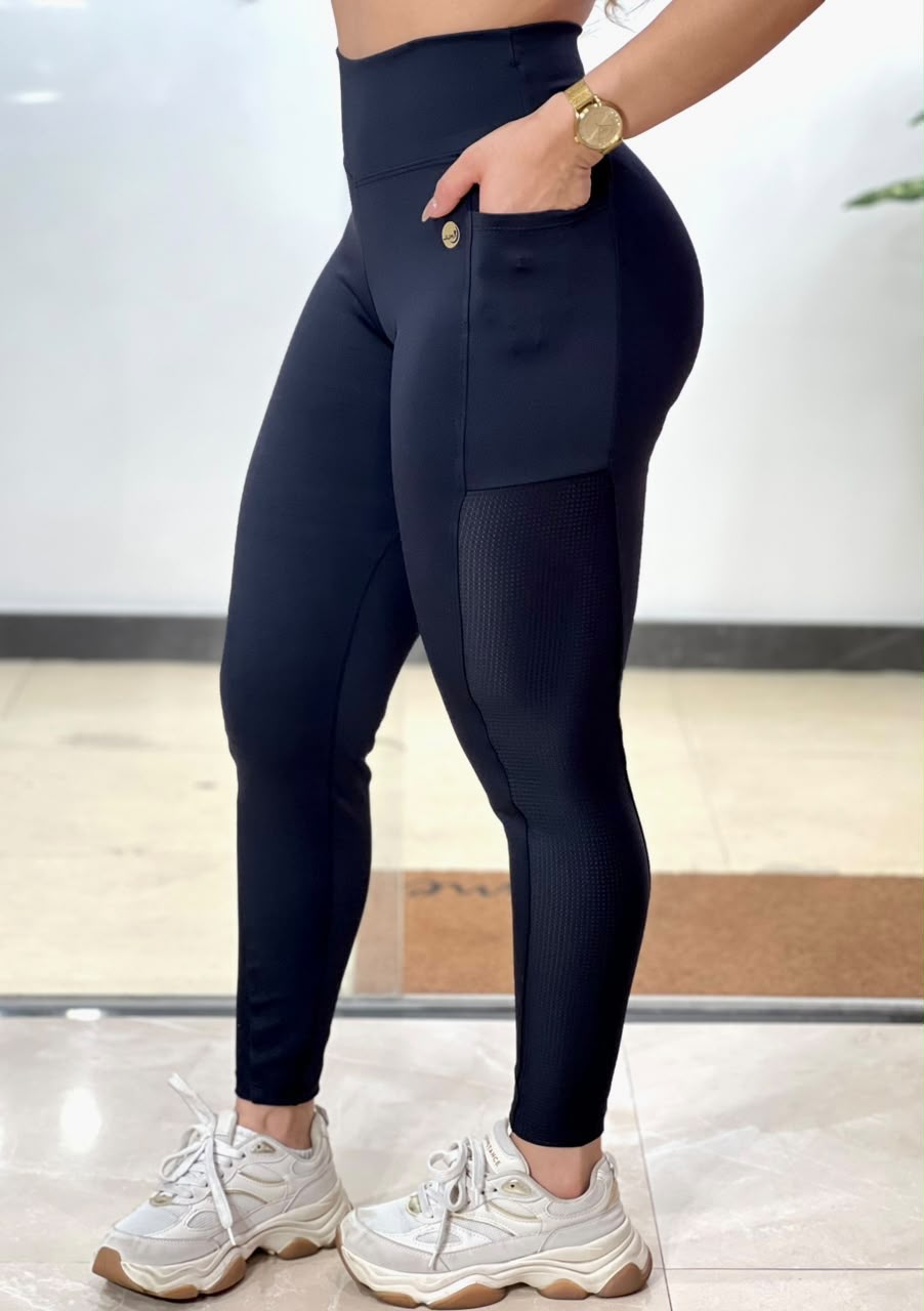 Legging Cintura Alta Preta com Bolso e Tela Perfurada, detalhe do bolso lateral e da tela perfurada