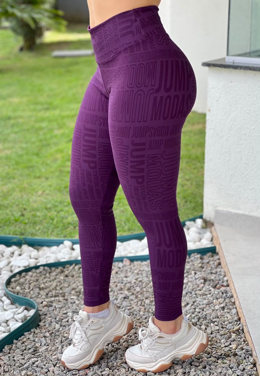 Detalhe do jacquard com logo Jump Modas na legging roxo uva — Jump Modas