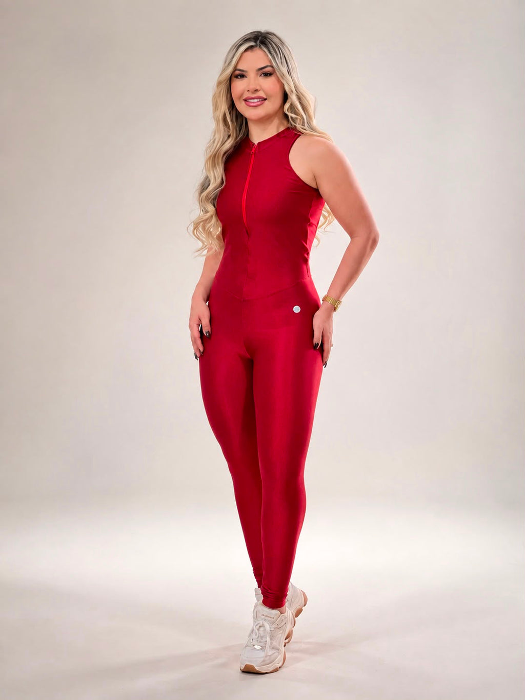Macacão vermelho brilhoso com zíper frontal visto de frente
