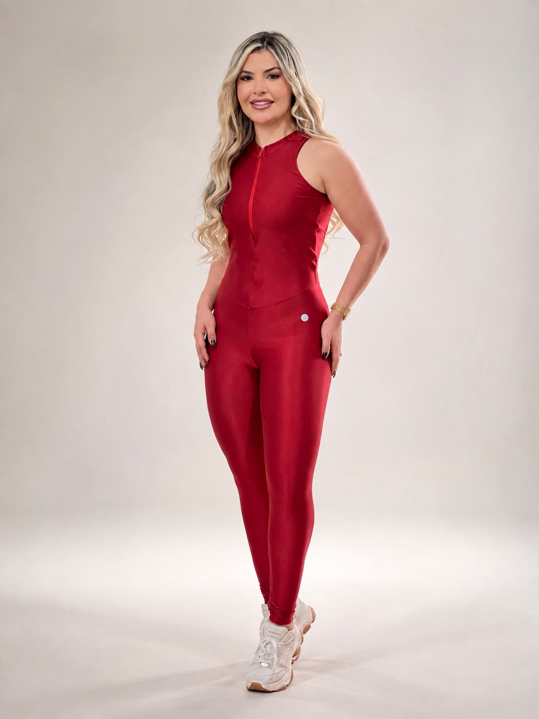 Macacão vermelho brilhoso com zíper frontal visto de frente