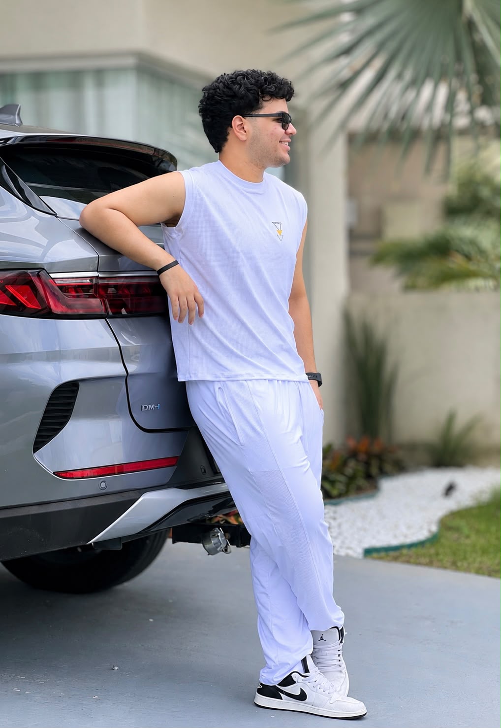 Machão masculino branco visto de corpo inteiro — Jump Modas