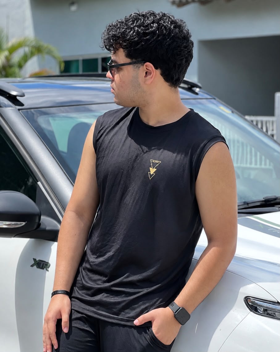 Machão masculino preto em tela perfurada com selo dourado — Jump Modas, moda fitness em Belém-PA