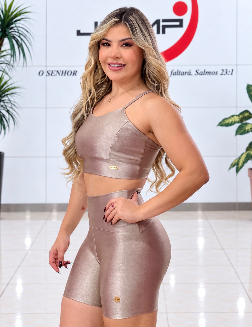 Short Cintura Alta Metalizado Rosê Champagne em vista lateral