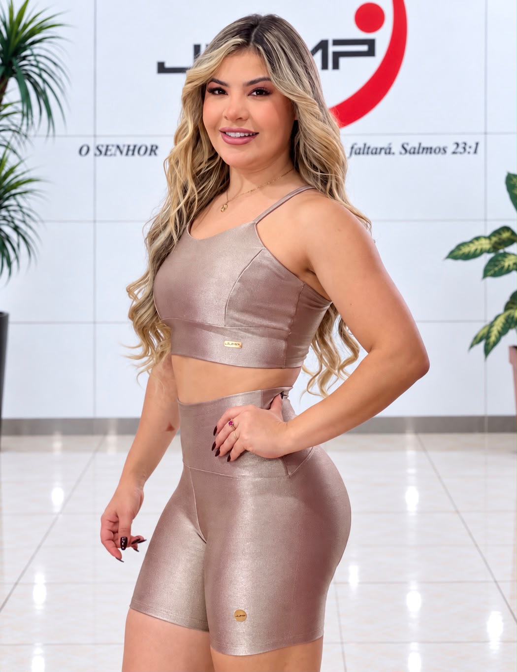 Short Cintura Alta Metalizado Rosê Champagne em vista lateral