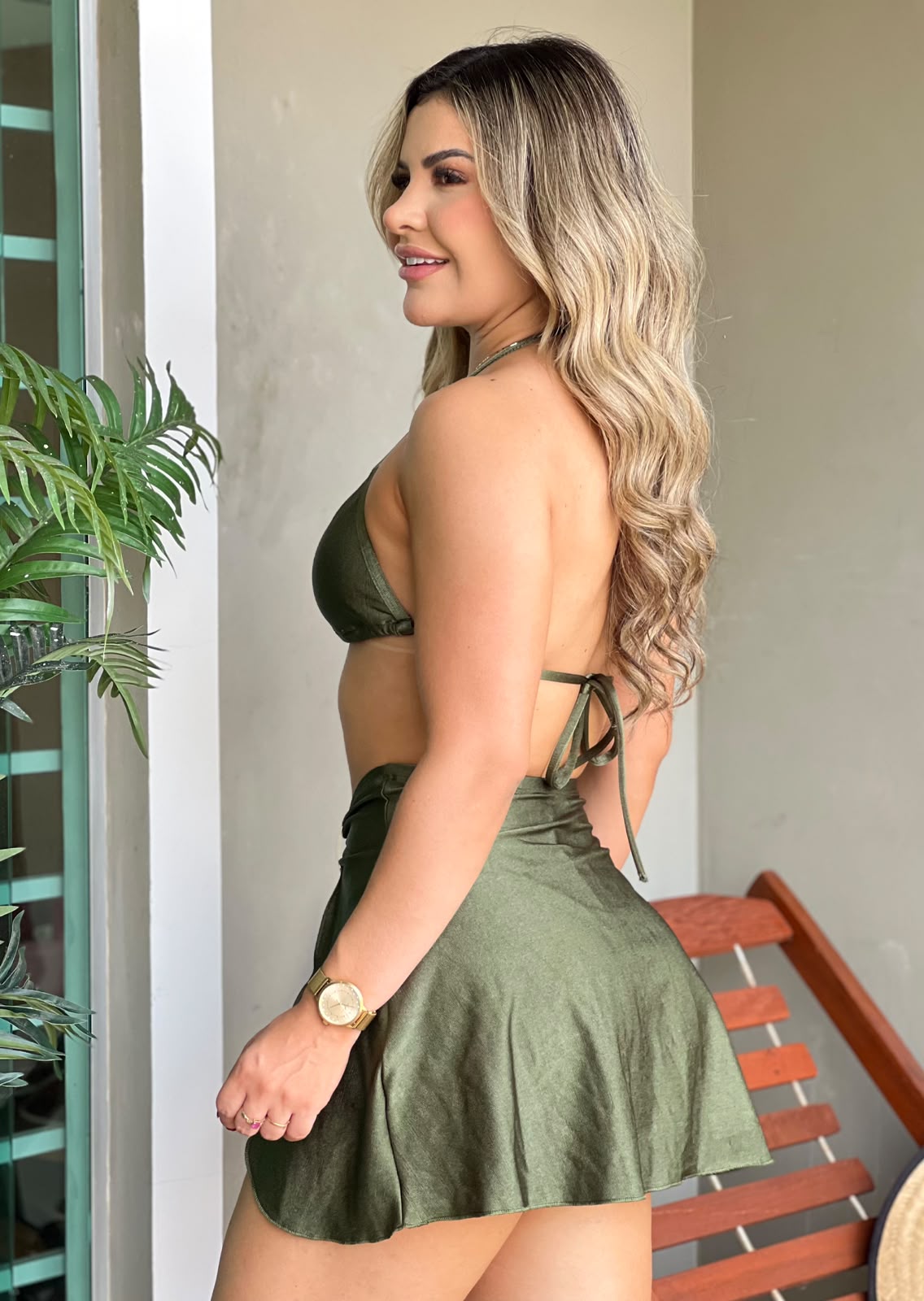 Saia Saída de Praia com Fenda Verde Militar — look completo