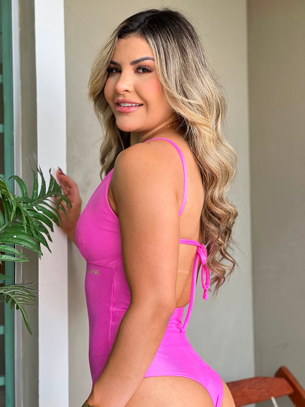 Body Decote V Canelado Rosa Pink — detalhe