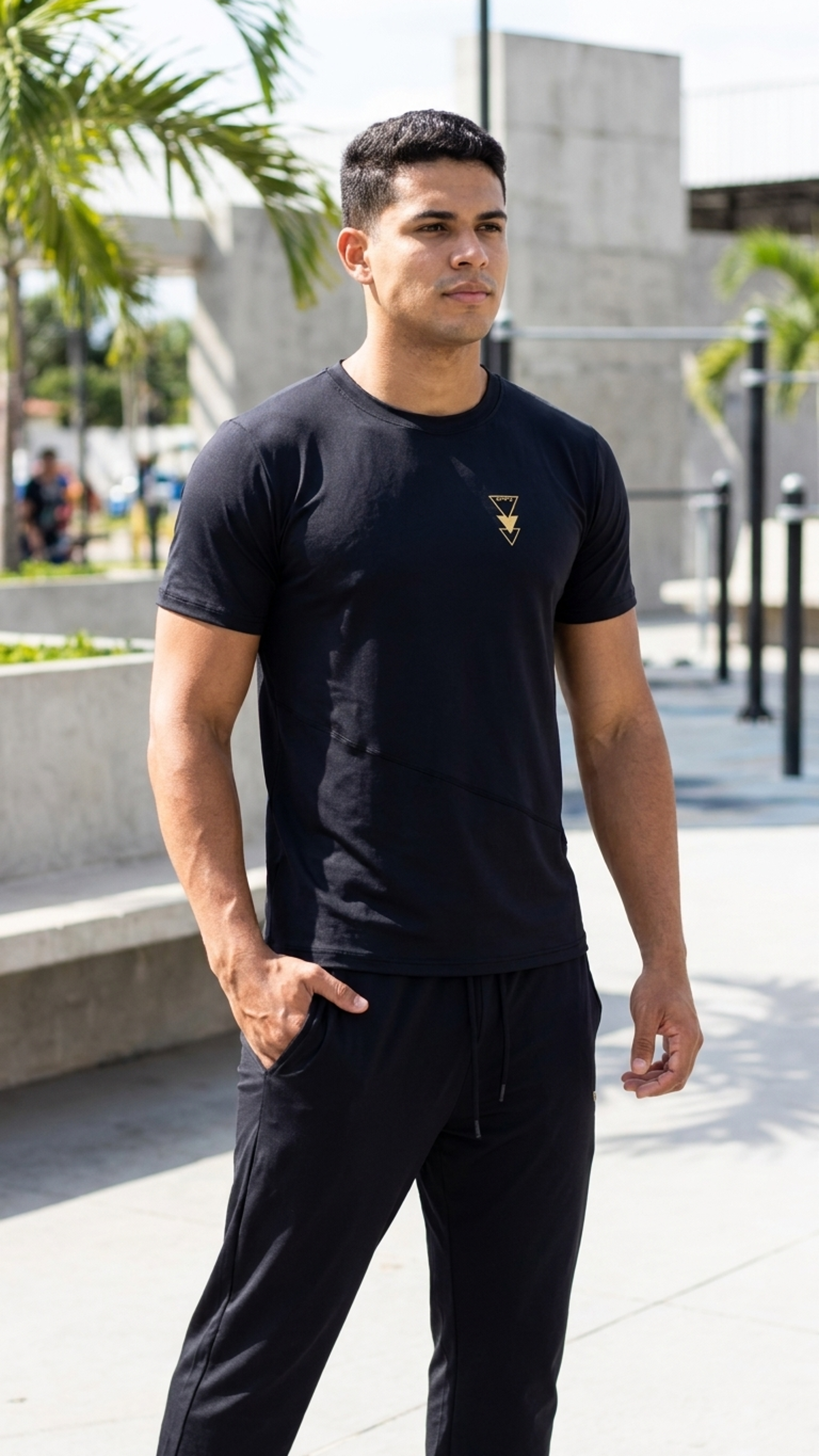 Camiseta Masculina Preta — Recorte Diagonal em Tela